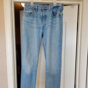 Women's Levi's 501 Jeans Buttonfly Waist 29 inches, Length 32 inches, light wash